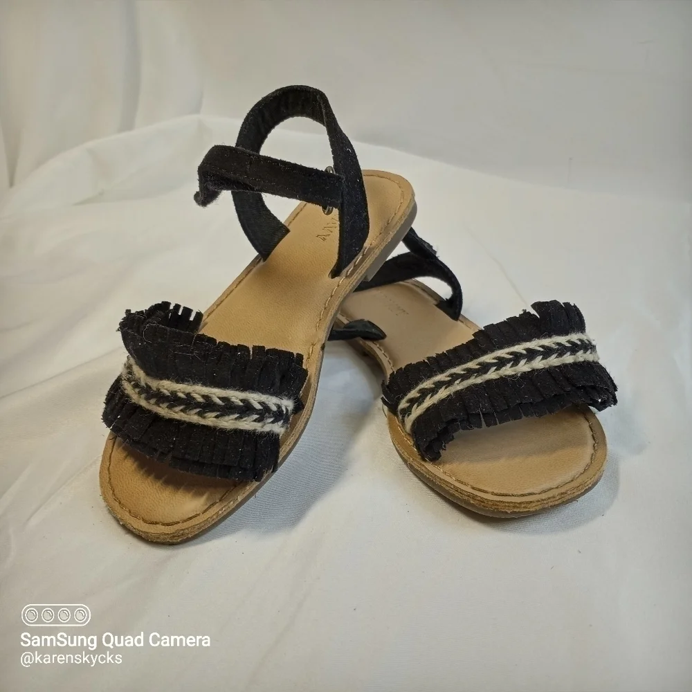 𝅺old Navy Black & White Sandals Kids Size 9